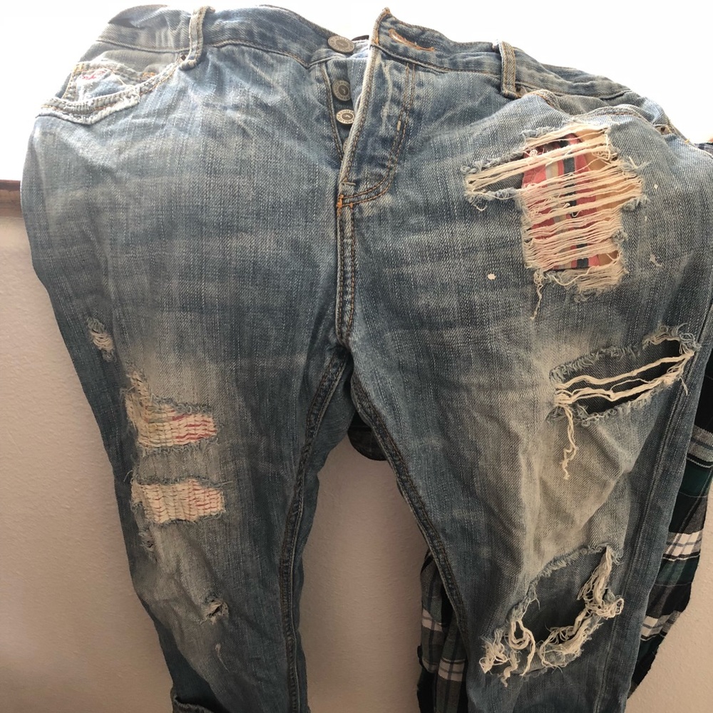Distressed boyfriend capris